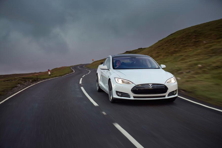  Tesla Model S P85+ 2014 года  (UK) (фото 23 из 30)